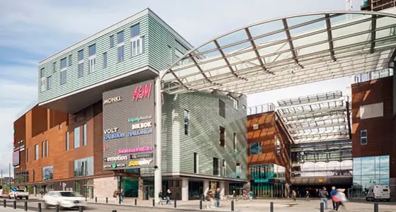 Aluprolta uniikkeja tuotteita Kauppakeskus Redin julkisivuun