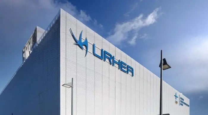 Huomaamaton pistekiinnitys Urhea-hallin verkkojulkisivussa